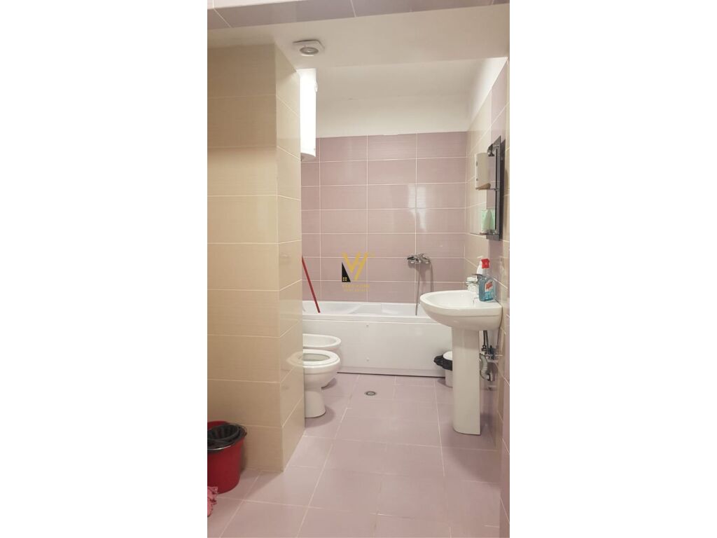 Jepet zyre me qera te Pazari i Ri 145 m2 2