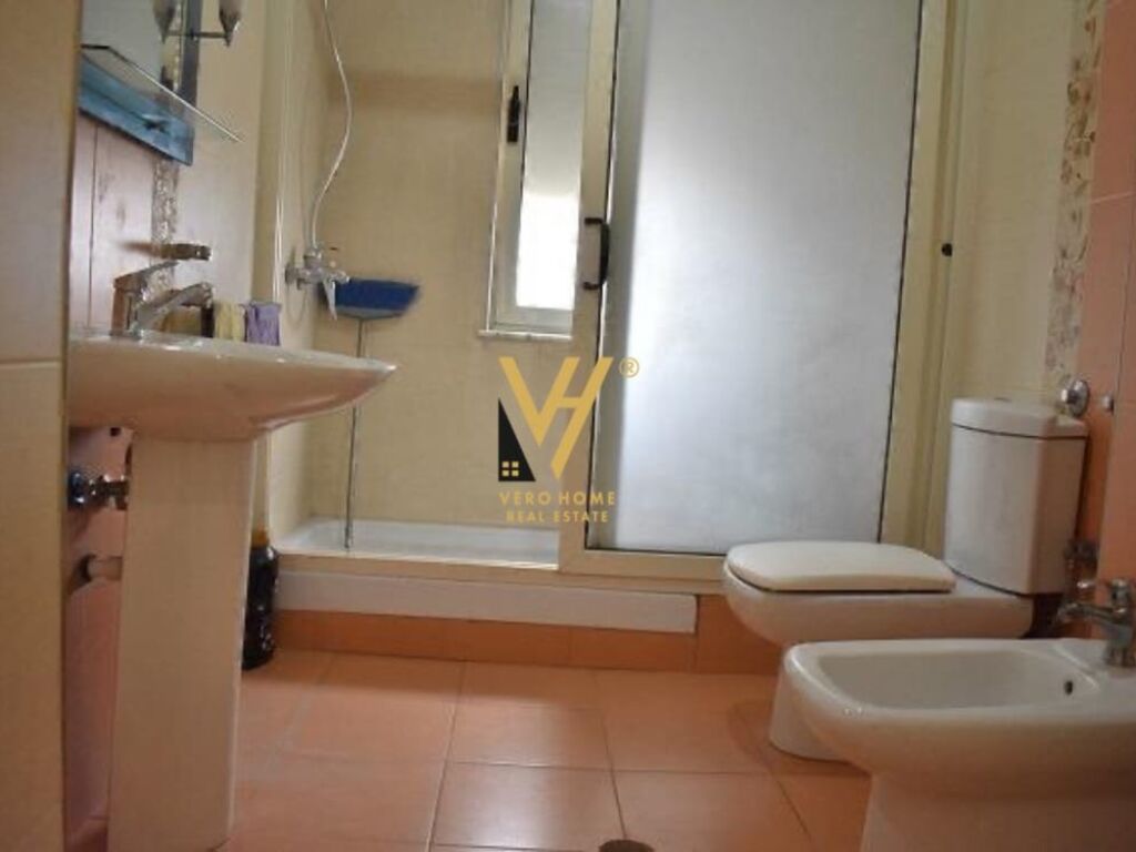 Jepet Apartament 1+1 me qera ne Qender 100 m2 3