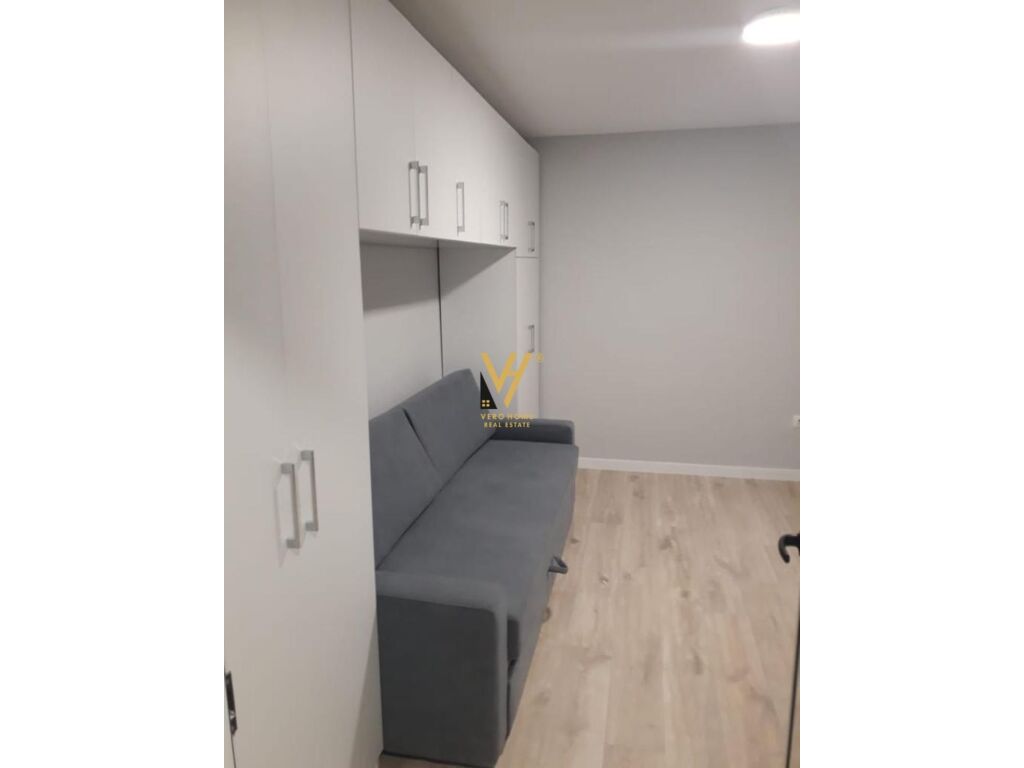 Shiten tre Hyrje te Stadiumi Dinamo 145 m2 3