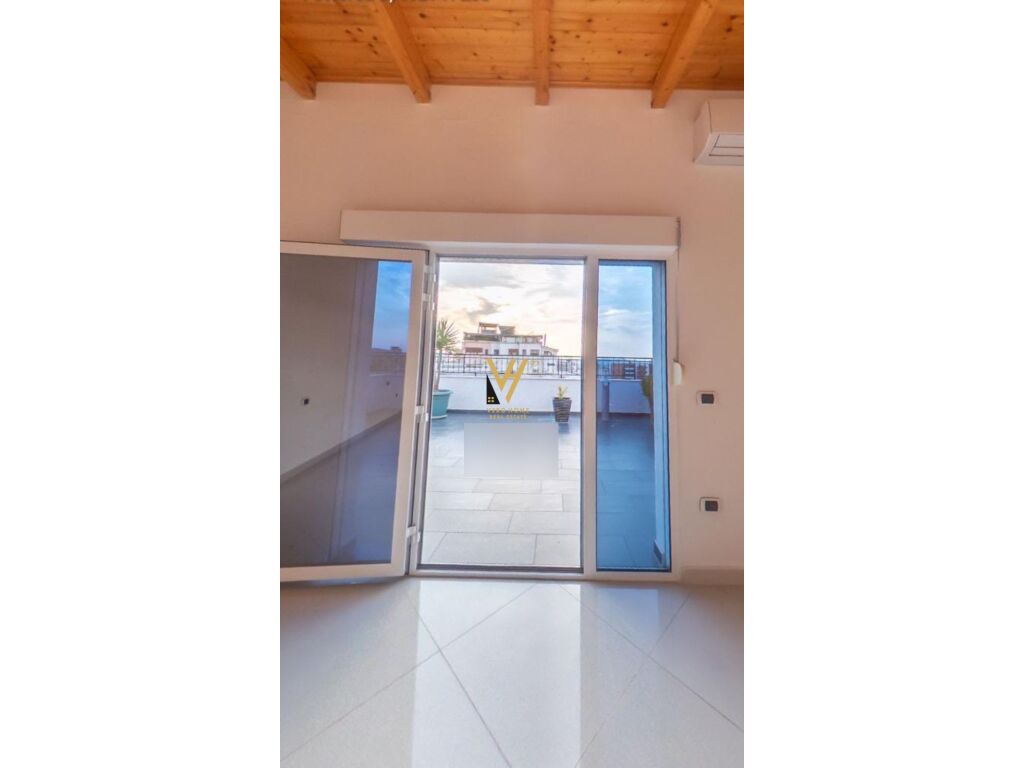 Shitet Apartament 3+1+verande ne Qender 95 m2 3