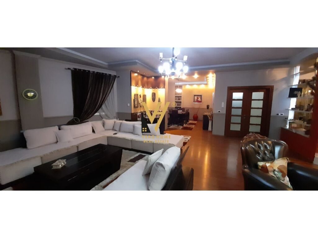 Shitet Apartament duplex 4+1+3 ne Korce 255 m2