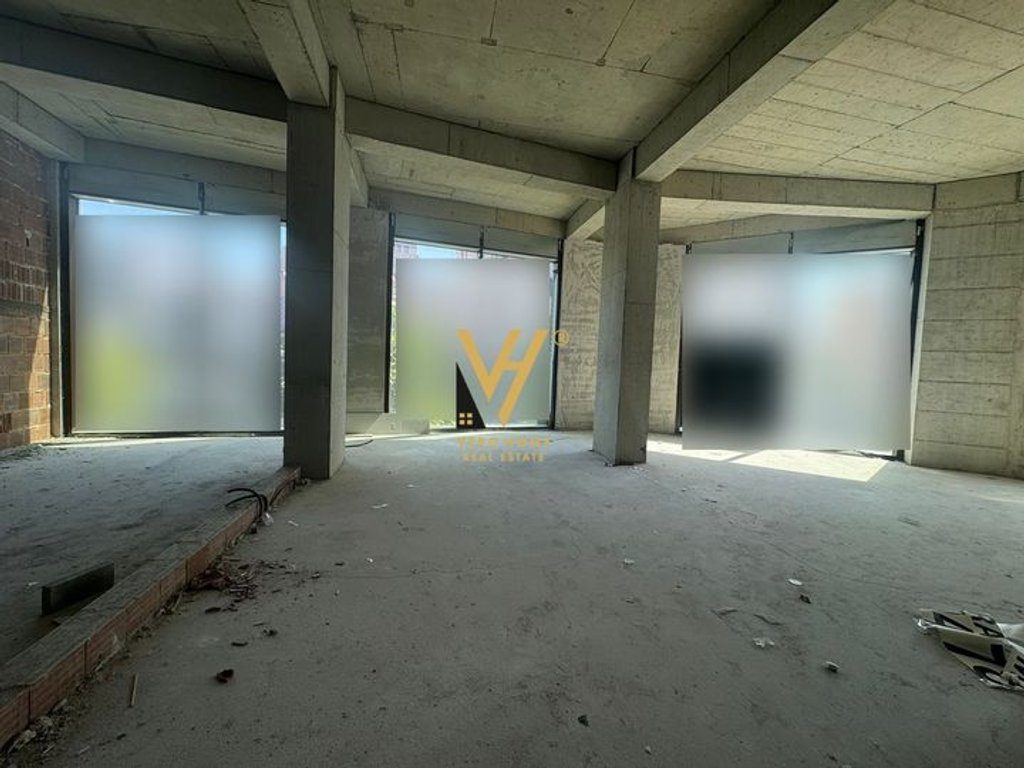JEPET ZYRE 160 M2 ME QERA TE RRUGA E BARRIKADAVE 2.700 EURO