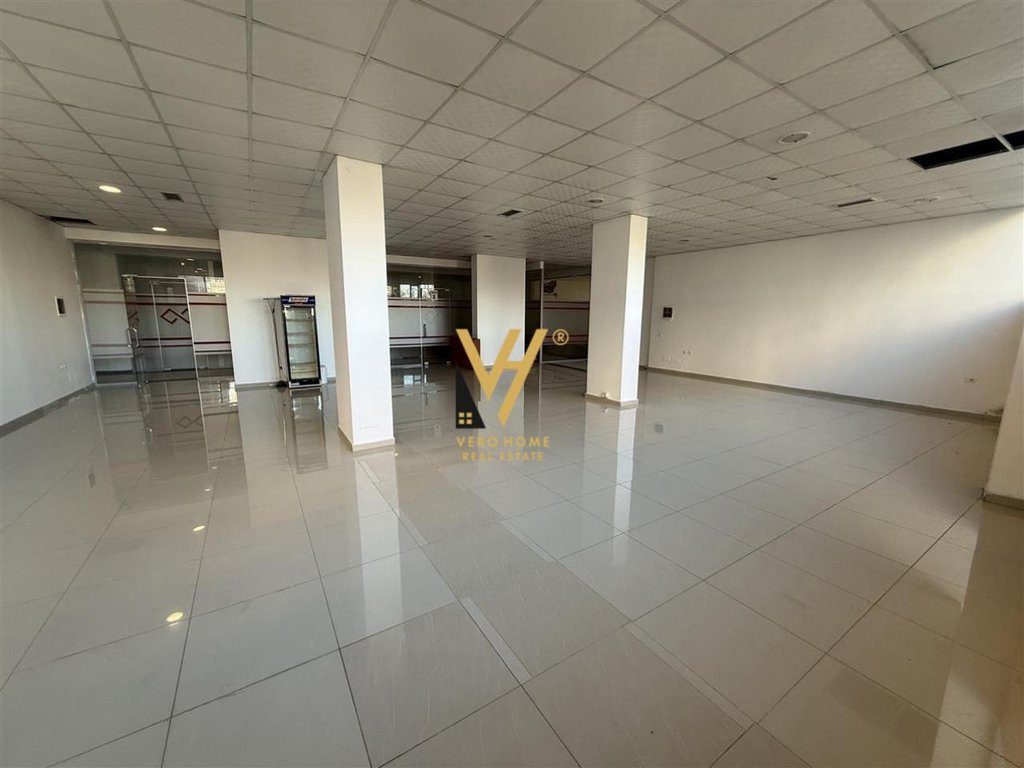 JEPET AMBIENT BIZNESI 220 M2 ME QERA NE PASKUQAN 75.000 LEKE 2