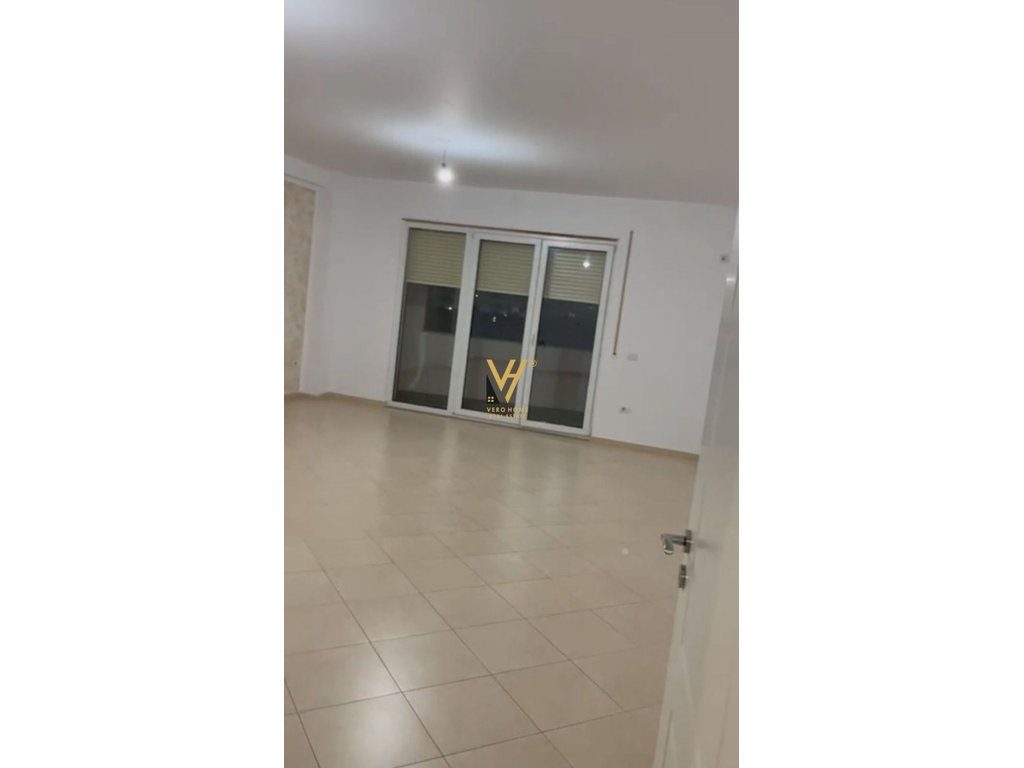 JEPET ZYRE 130 M2 ME QERA TE RRUGA 5 MAJI 50.000 LEKE 2