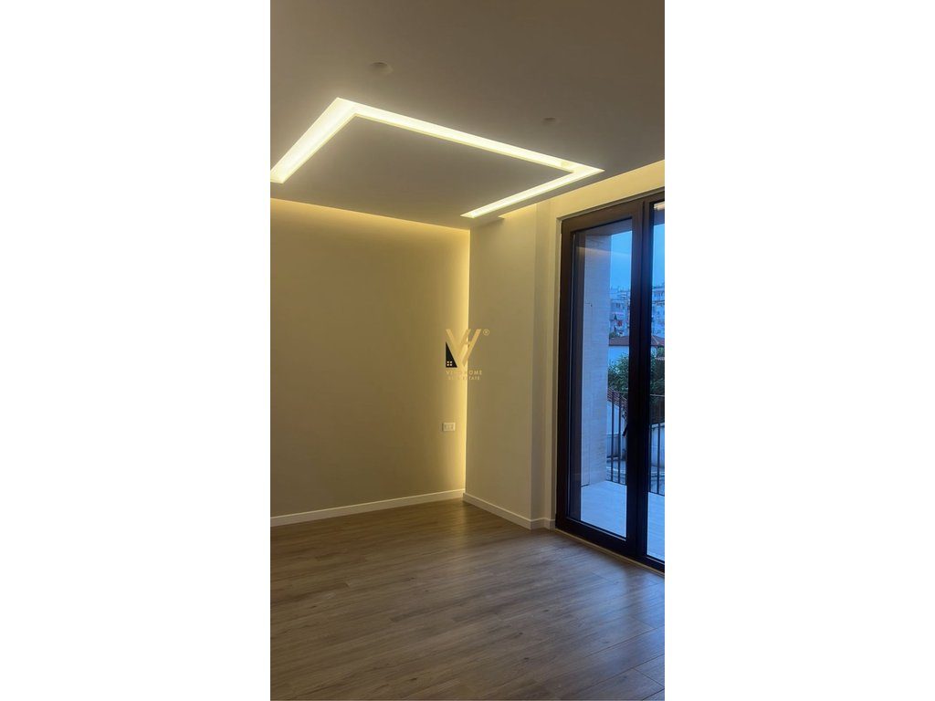 JEPET ZYRE 127 M2 ME QERA TE RRUGA E KOSOVAREVE 1.500 EURO 2