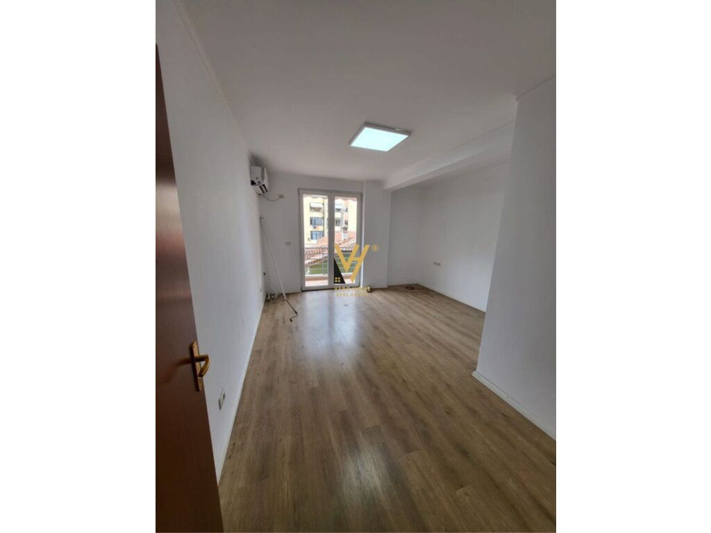Jepet Zyre me qera te 21 Dhjetori 100 m2