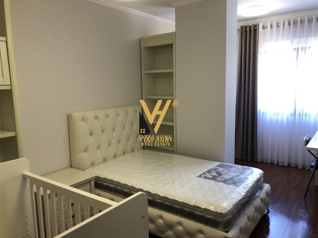 JEPET APARTAMENT 3+1+BLK ME QERA NE QENDER 1.100 EURO 3