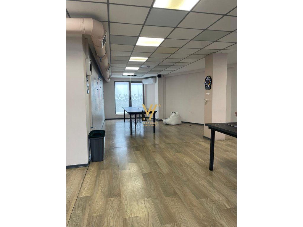 JEPET ZYRE 307 M2 ME QERA TE RRUGA ABDULLA KETA, QENDER 3.400 EURO 2
