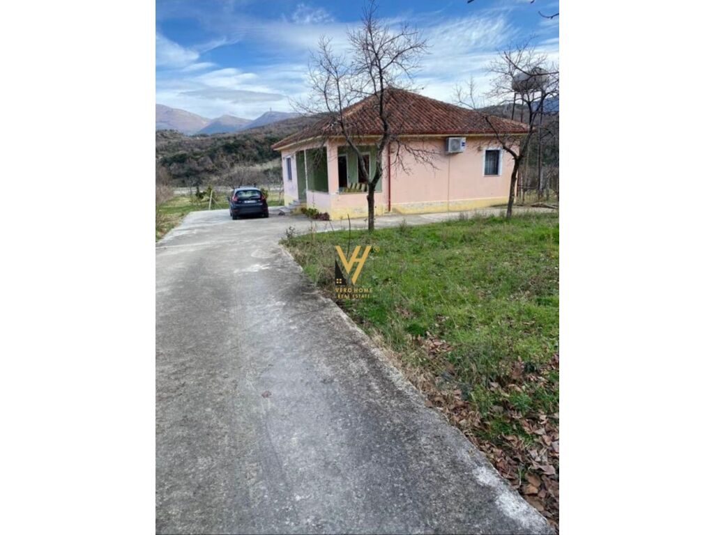 Shitet Shtepi Private edhe Truall ne Berzhite 2230 m2