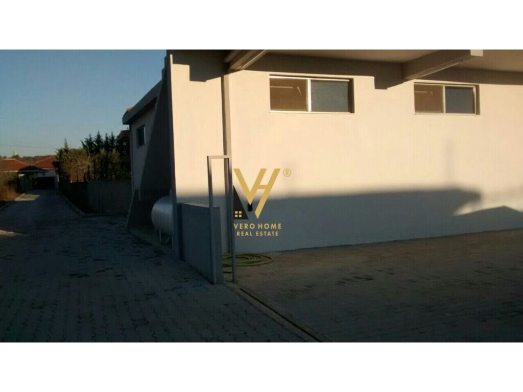 Shitet ambient komercial ne Elbasan 1400 m2