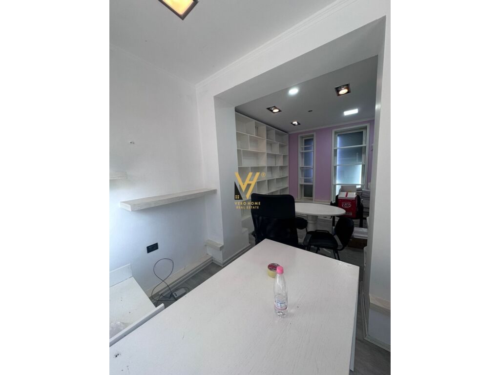 Jepet dyqan me qera te Blloku 60 m2 3