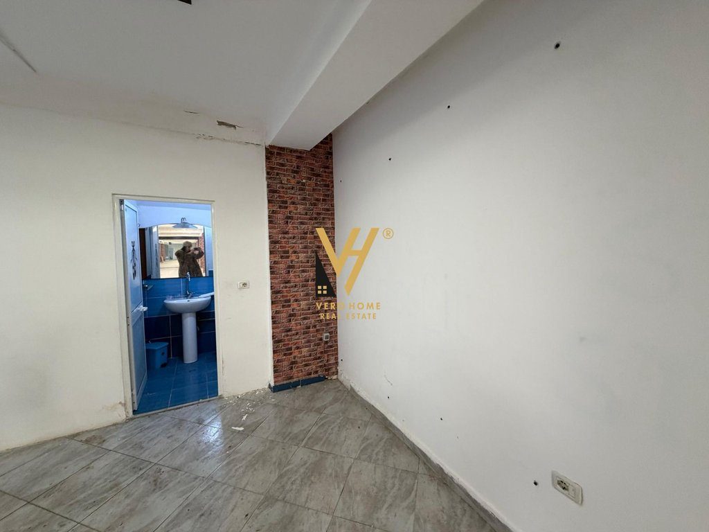 JEPET AMBIENT BIZNESI 150 M2 ME QIRA TE 21 DHJETORI 70.000 LEKE 2