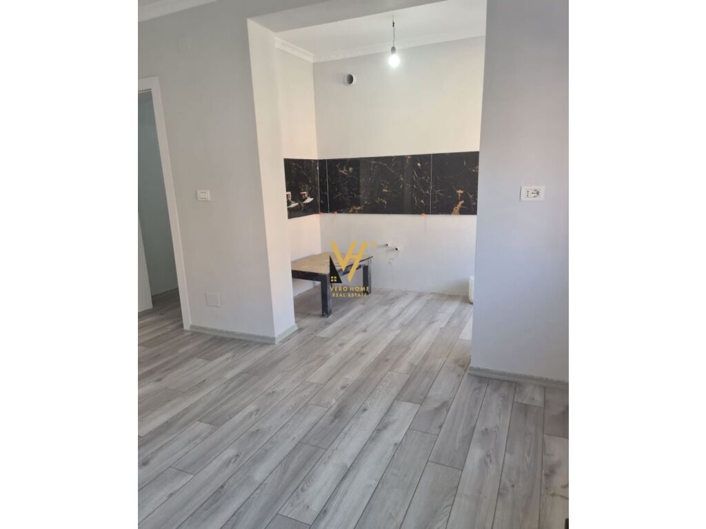 Shitet Apartament 1+1+ballkon te 21 Dhjetori 53 m2