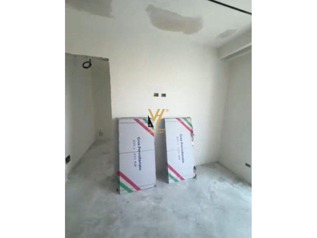 JEPET ZYRE 100 M2 ME QIRA TE RRUGA BOGDANEVE 120.000 LEKE 2