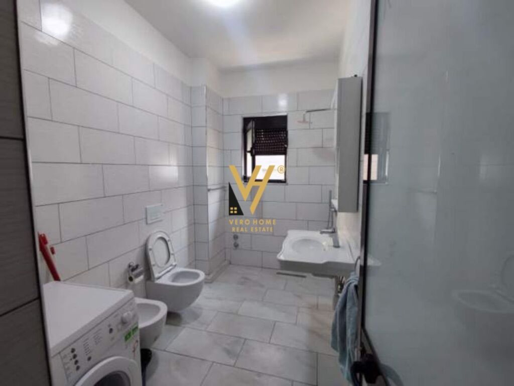 Jepet Apartament 2+1 me qera ne Qender, perball Toptanit 100 m2 2