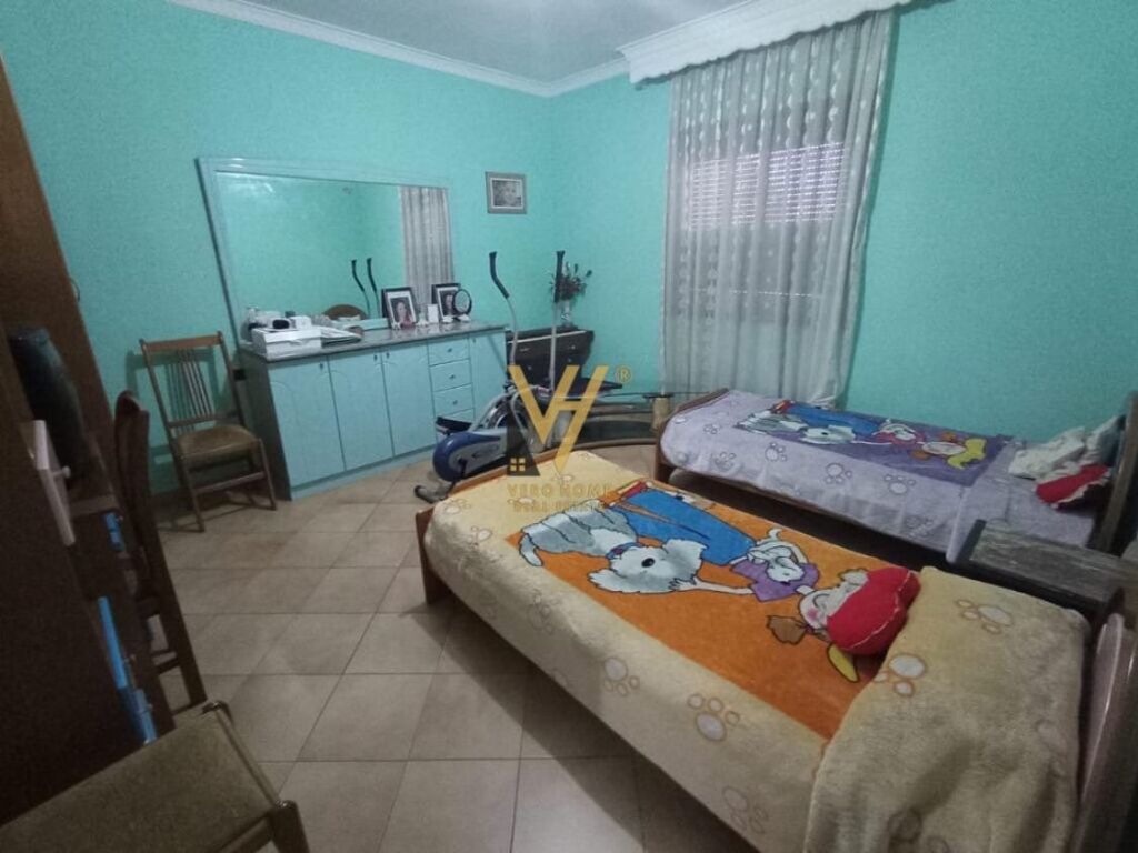 Shitet vile dy katshe ne Laprake 250 m2 3