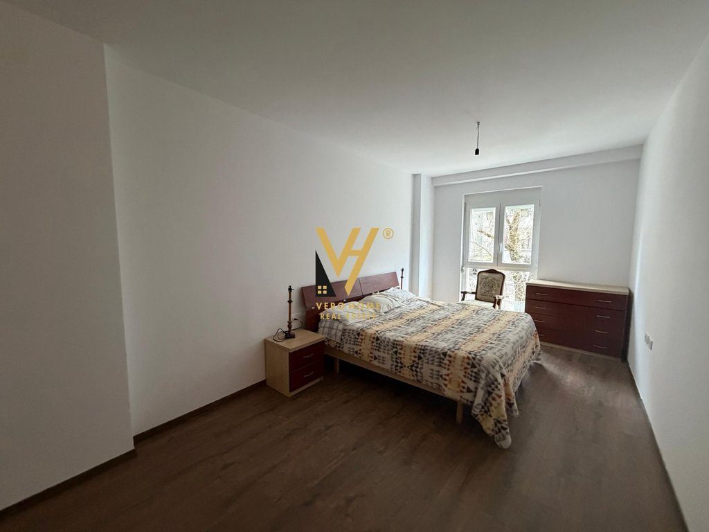 JEPET ZYRE 135 M2 ME QIRA TE RRUGA E ELBASANIT 180.000 LEKE 4