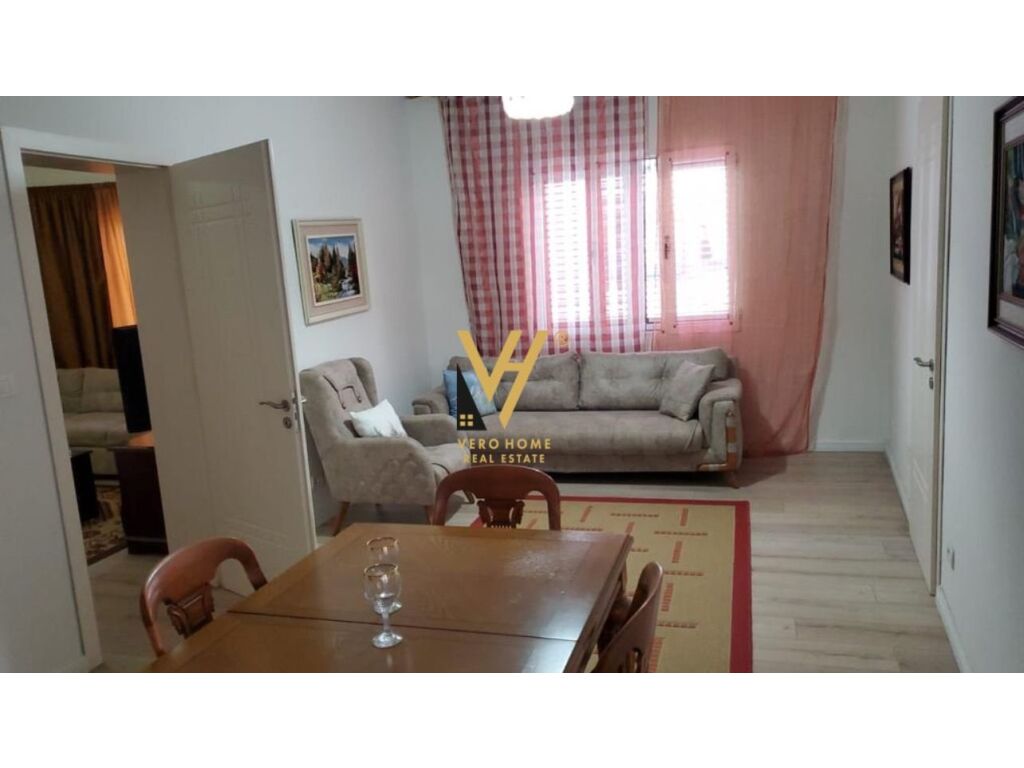 Jepet Apartament 2+1+ballkon me qera prane kishes Katolike,Rruga e Kavajes 110 m2