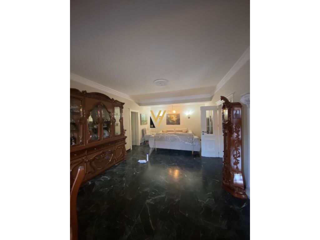 Jepet Apartament 3+1+2 me qera te Blloku 150 m2 3