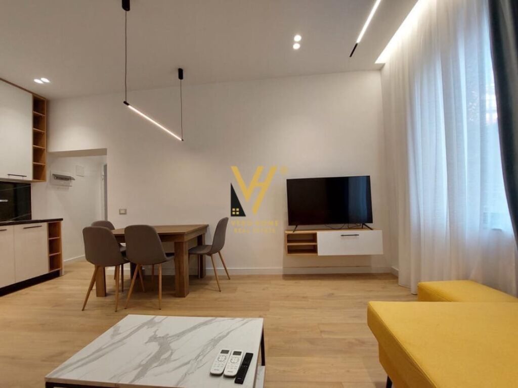 Jepet Apartament 1+1 me qera te Blloku 75 m2 2