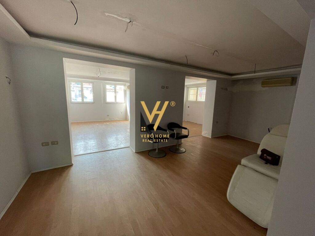 Shitet dyqan ne Bllok 140 m2