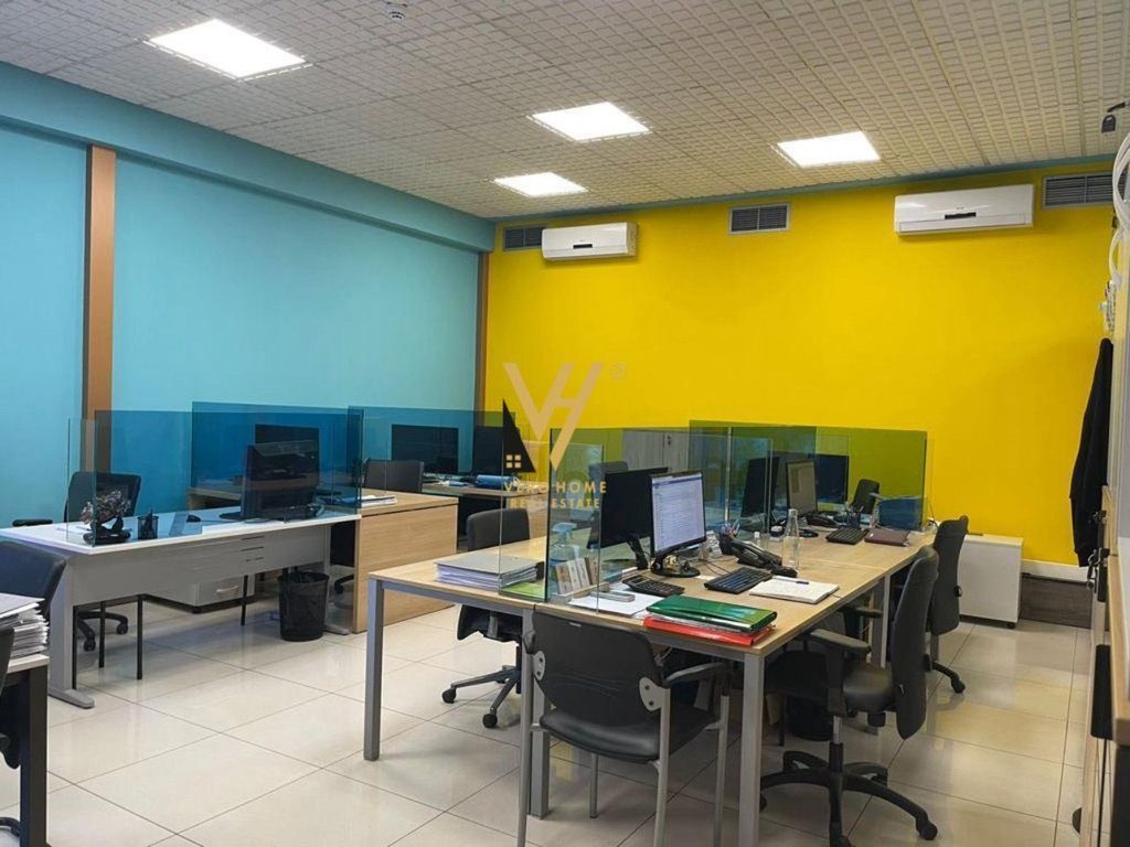 JEPET ZYRE 300 M2 ME QERA NE BLLOK 4.000 EURO