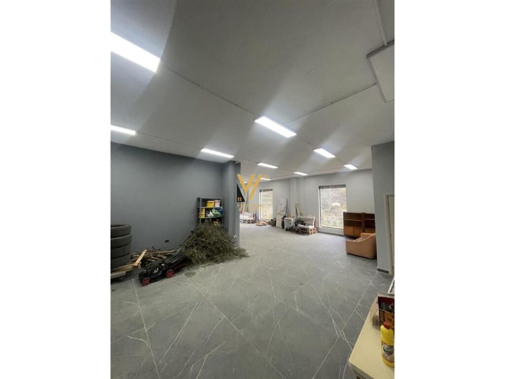 Jepet Ambient Komercial me qera ne Shkoze 280 m2