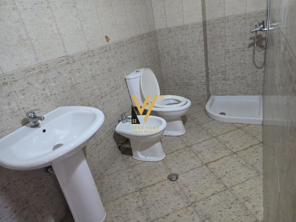 JEPET APARTAMENT 2+1+BLK ME QERA TE SIRI KODRA 800 EURO 4