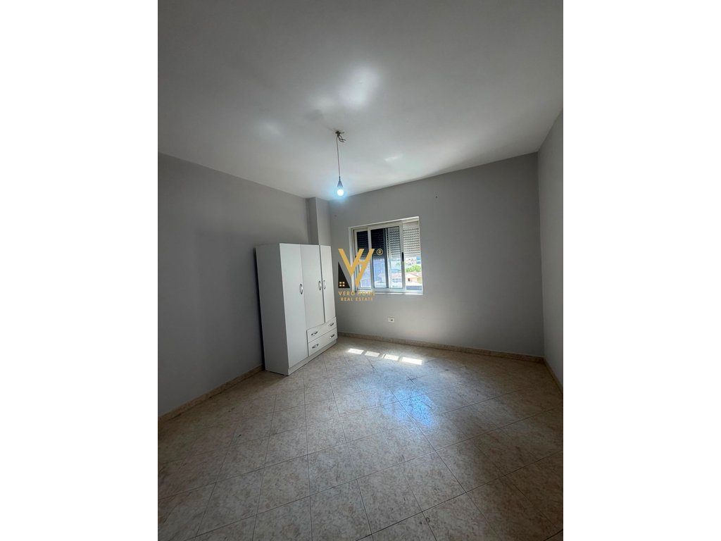 JEPET AMBIENT BIZNESI 136 M2 ME QERA TE 21 DHJETORI 700 EURO