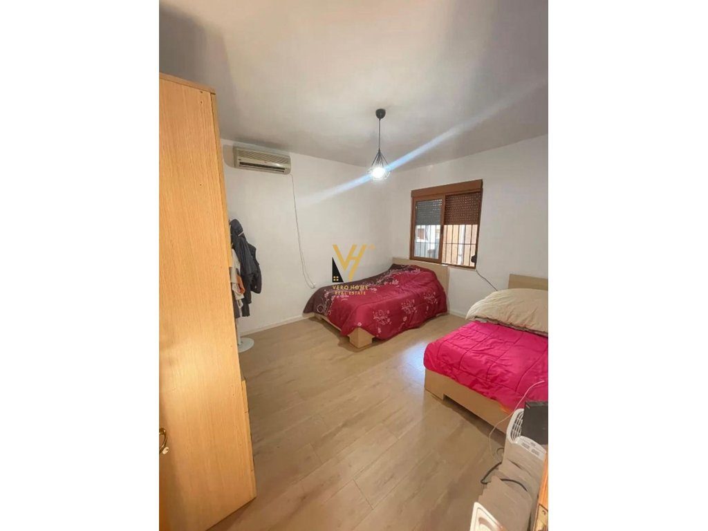 JEPET HYRJE 2+1 ME QERA TE KODRA E DIELLIT 50.000 LEKE 2