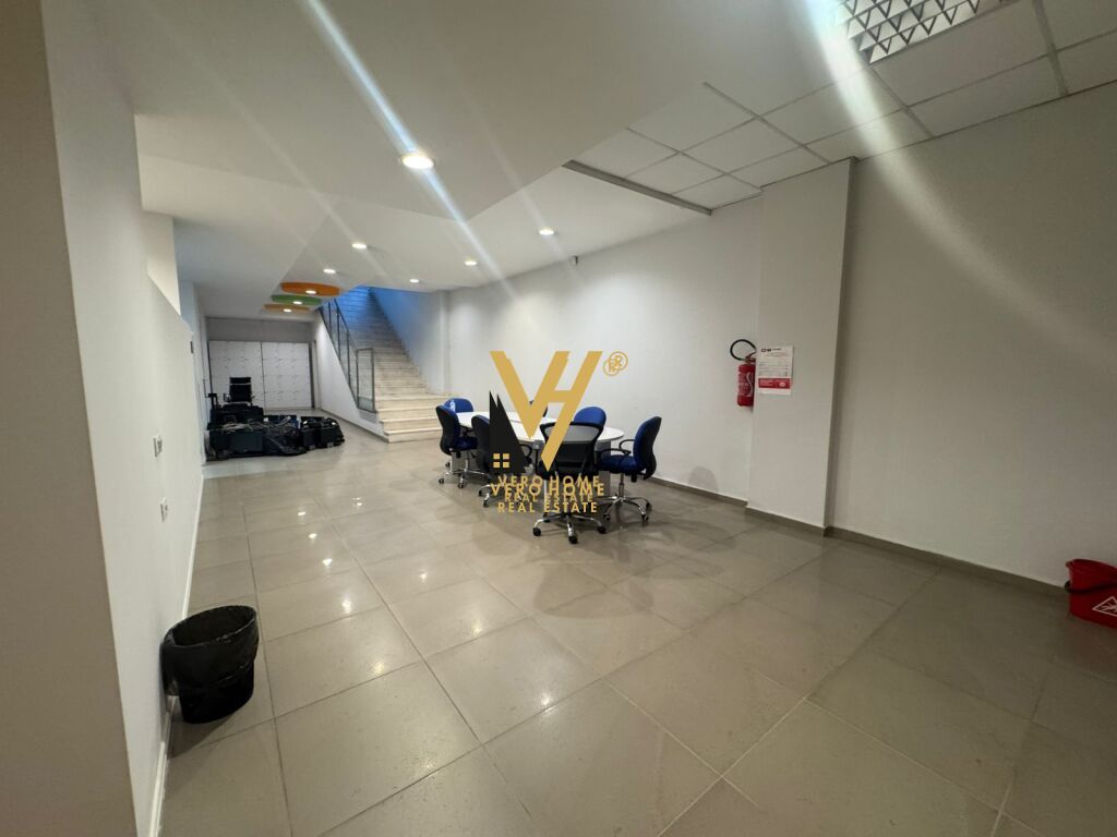 JEPET ZYRE 1.300 M2 ME QERA PRANE HOTEL HILTON , KOMPLEKSI DELIJORGJI 12.000 EURO 3