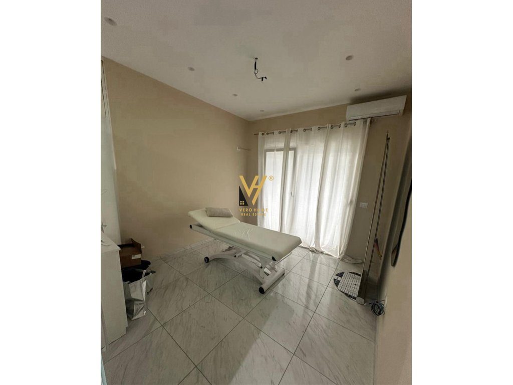 JEPET AMBIENT BIZNESI 70 M2 ME QIRA TE KOMUNA E PARISIT 65.000 LEKE
