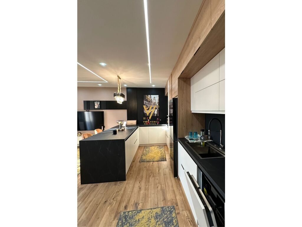 Shitet Apartament 1+1+ballkon ne Vlore, Lagja 1 Maji 124 m2