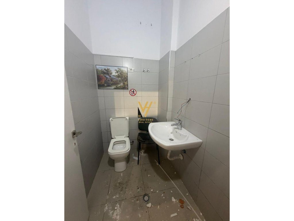 JEPET AMBIENT BIZNESI 50 M2 ME QERA TE KIKA 2, KOMUNA PARISIT 50.000 LEKE 3