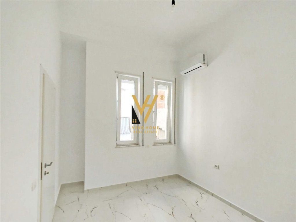 JEPET ZYRE 90 M2 ME QERA TE RRUGA MINE PEZA 800 EURO