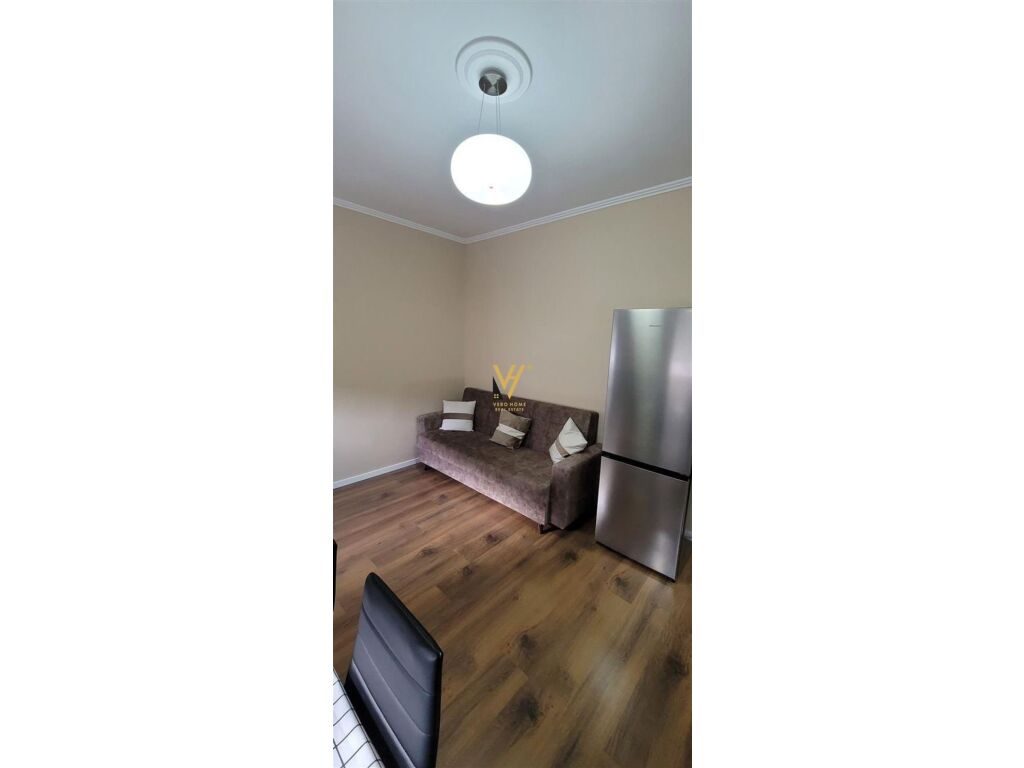 Jepet Apartament 1+1+ballkon me qera te Shkolla e Bashkuar 40 m2