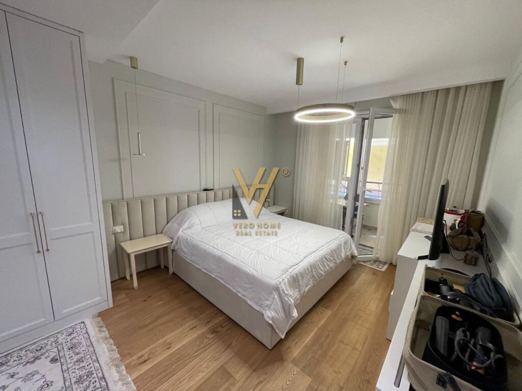 Shitet apartament 3+1+2+dy posta parkimi tek Shallvaret 165 m2 2
