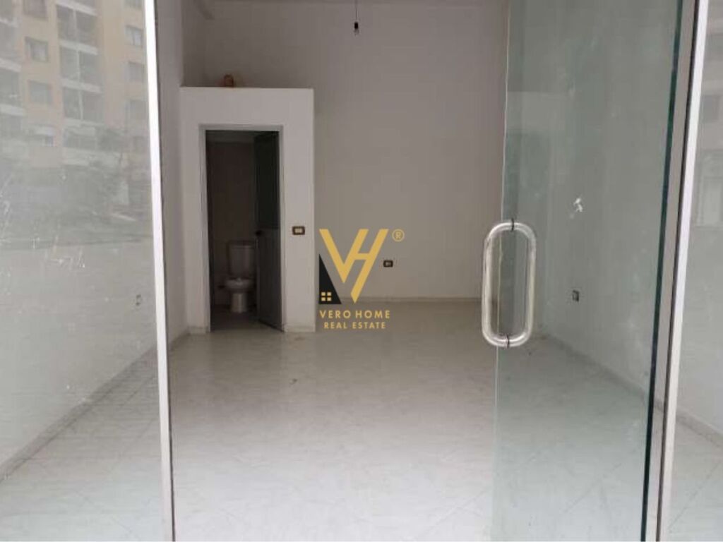 Jepet dyqan me qera te 21 Dhjetori 25 m2