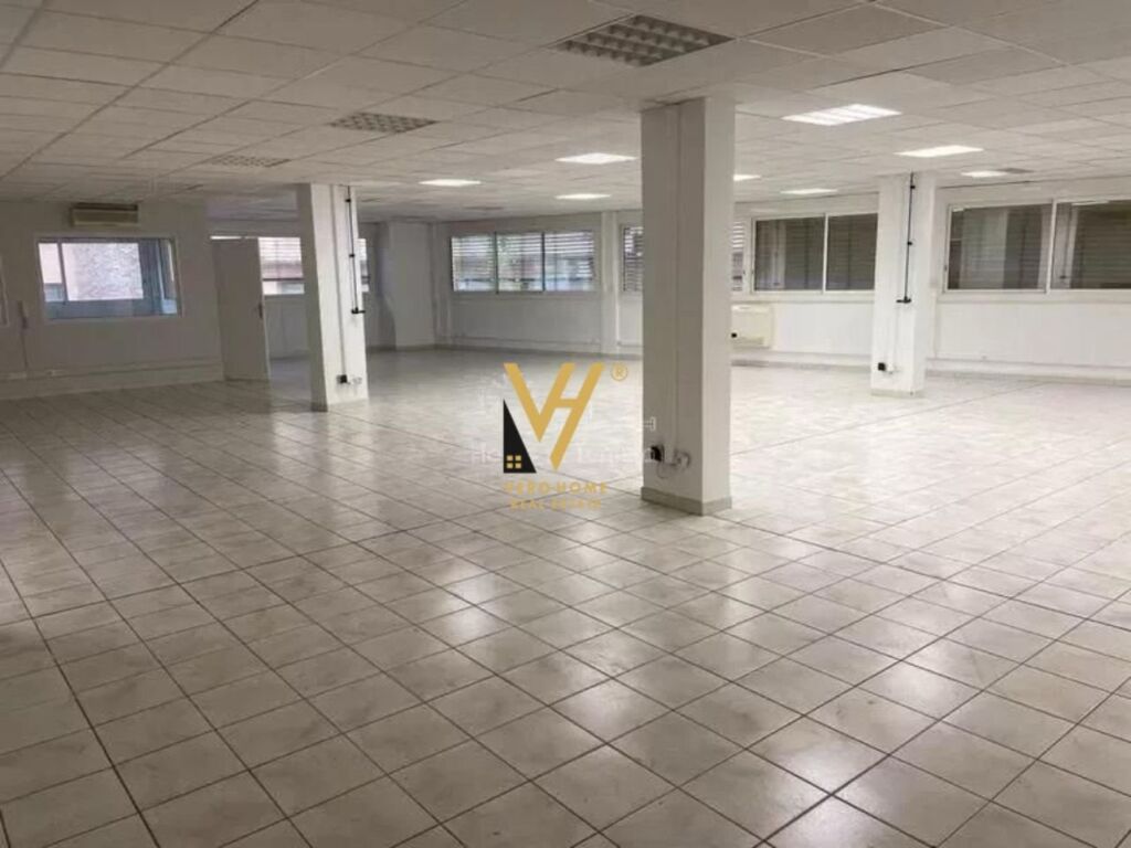 Shitet dyqan te Rruga Dritan Hoxha 200 m2