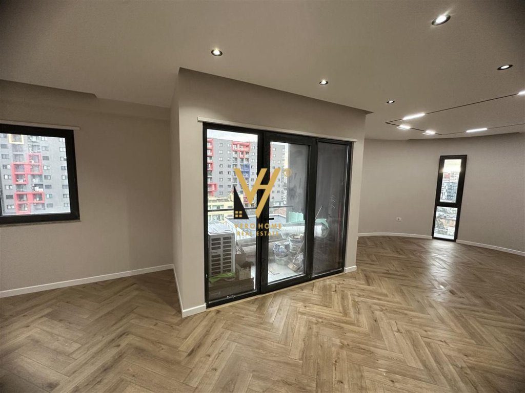 JEPET ZYRE 126 M2 ME QERA TE REZ OASIS, UNAZA E RE 1.250 EURO