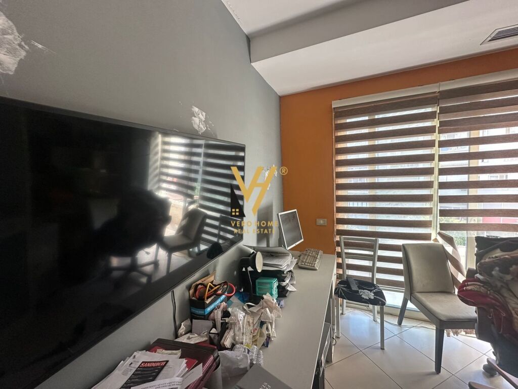 Shitet dy Dyqan ne Fresk 160 m2 3