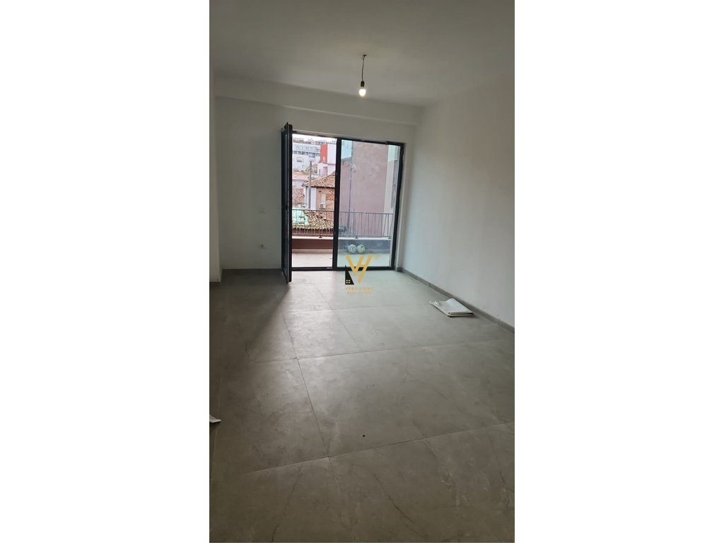 JEPET AMBIENT 97 M2 ME QERA TE MYSLYM SHYRI 1.300 EURO