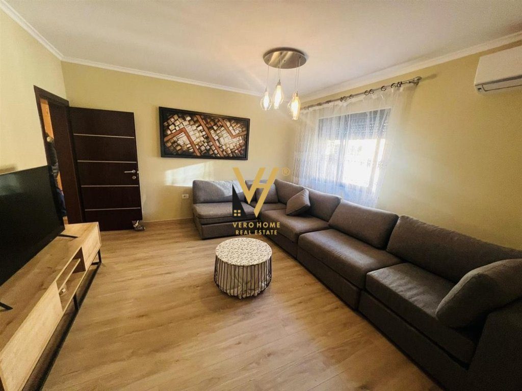 JEPET APARTAMENT 2+1 ME QERA TE STADIUMI DINAMO 650 EURO