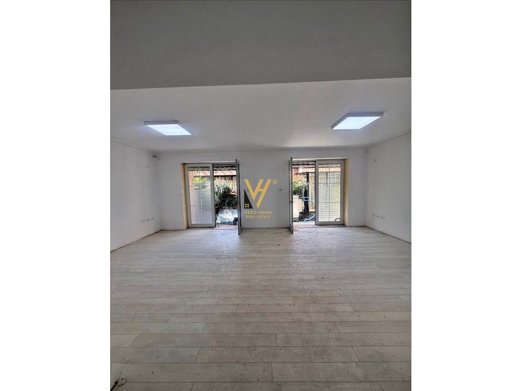 JEPET AMBIENT BIZNESI 100 M2 ME QERA TE MOZAIKU I TIRANES 1.250 EURO