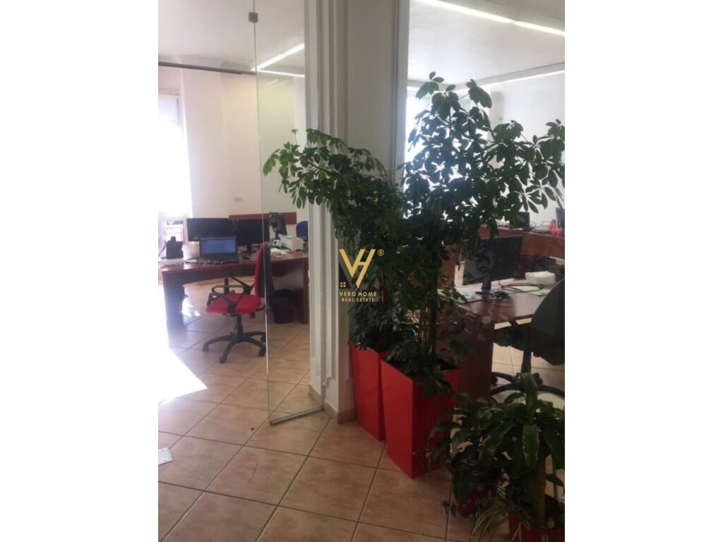 Shitet Zyre te Rruga Pjeter Bogdani, Bllok 300 m2