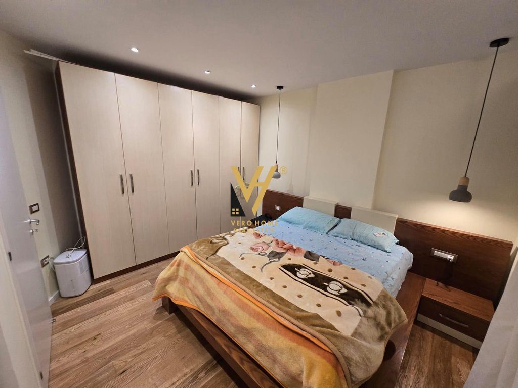JEPET APARTAMENT 3+1 ME QIRA TE PAZARI I RI 80.000 LEKE 3