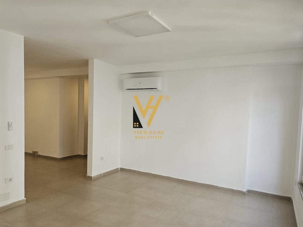 JEPET ZYRE 74 M2 ME QERA TE RRUGA ELBASANIT 1.200 EURO