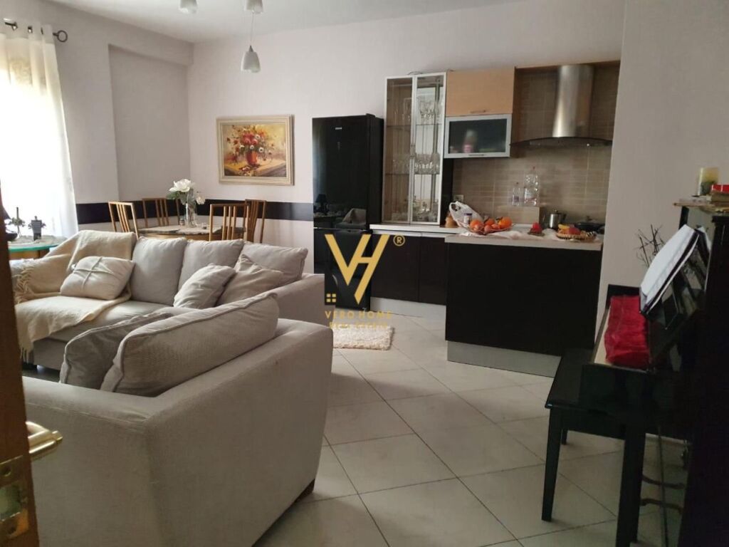 Jepet Apartament 2+1+2+ballkon me qera te Kodra e Diellit 128 m2 2