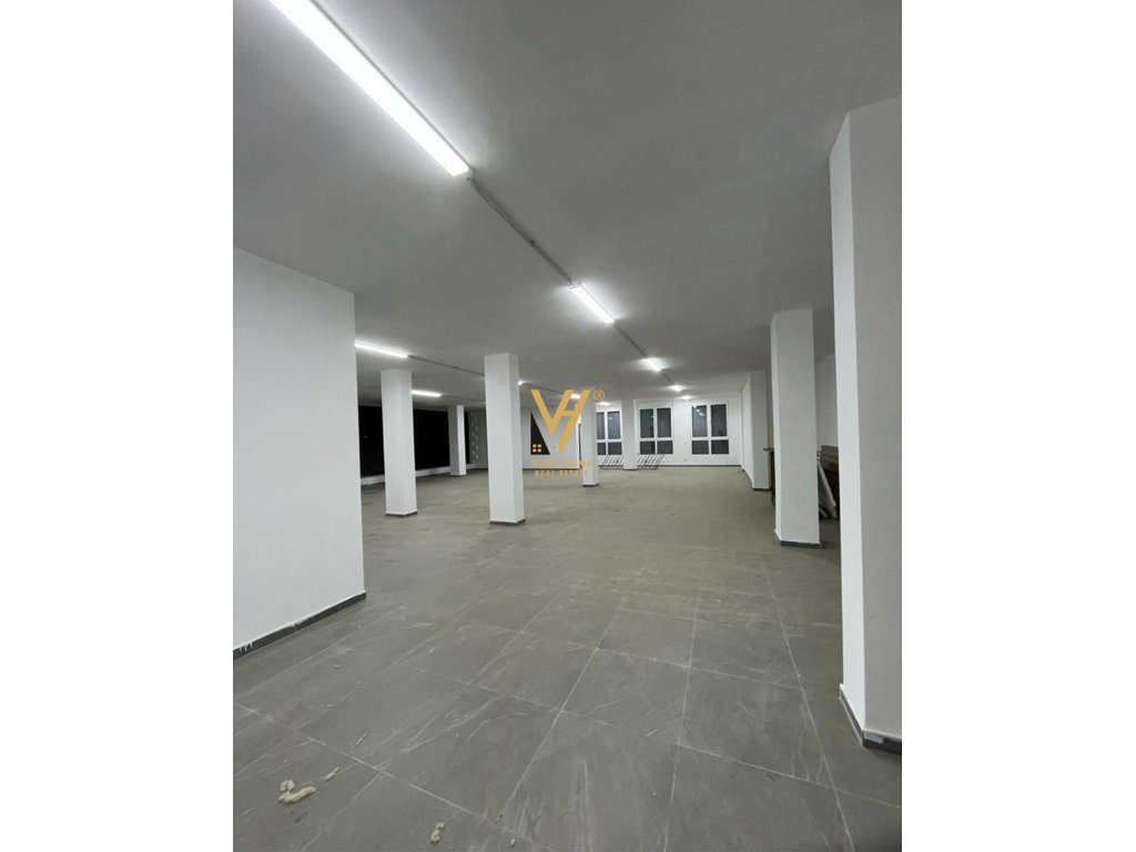 JEPET AMBIENT BIZNESI 240 M2 ME QERA NE PASKUQAN 800 EURO 3