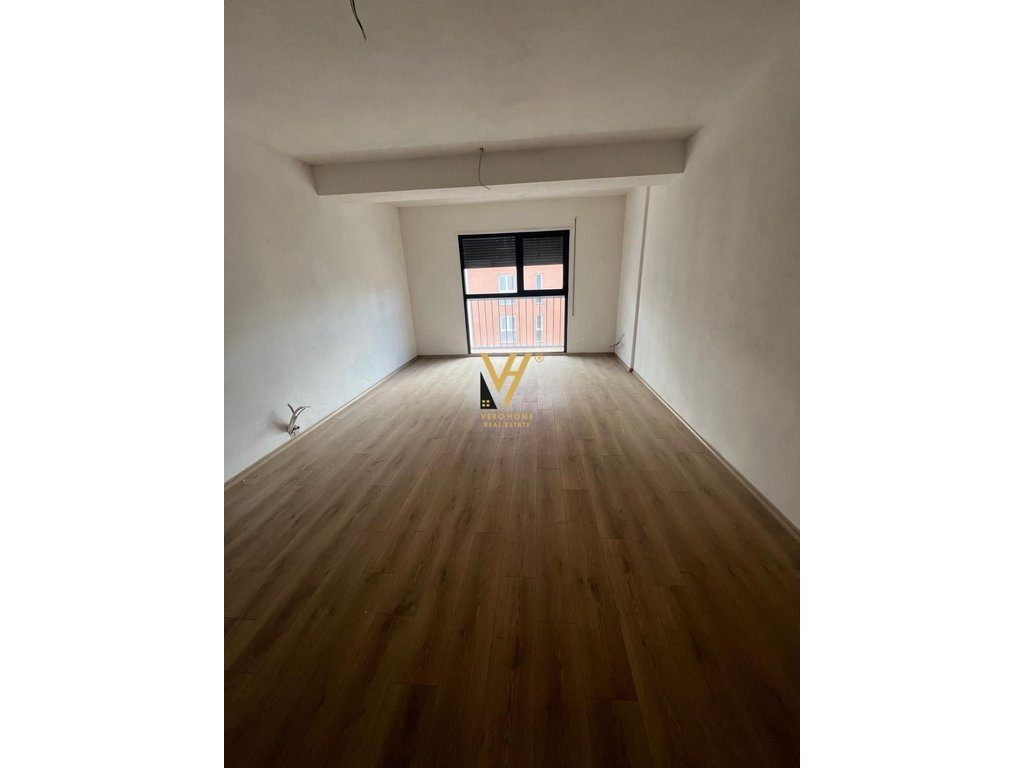 JEPET ZYRE 100 M2 ME QIRA TE BULEVARDI I RI 690 EURO